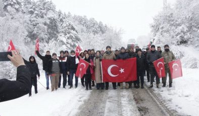 Bilecik’te karlı havada şehitler için yürüdüler